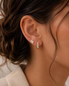 Boucles d'oreilles créoles Huggie à trois pierres en diamant de laboratoire taille ronde, serties griffes, en or massif 10K 14K 18K, bijoux élégants, couleur E VVS - Product Image 4