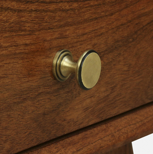 Table basse en bois de manguier de style moderne du milieu du siècle, avec deux tiroirs, de petits boutons en laiton et une étagère inférieure pratique. - Product Image 6