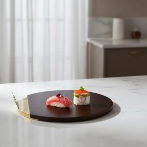 ถาดไม้ทรงกลมคุณภาพเยี่ยม พร้อมขอบสแตนเลสสีทองและสีน้ำตาล ถาดพกพาสะดวก เป็นมิตรกับสิ่งแวดล้อม ทนทาน สำหรับขาย - Product Image 1