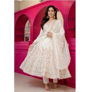 Nouvelle robe Anarkali de créateur avec broderie et travail de sequins, robe Anarkali prête à porter pour les occasions spéciales - Product Image 2