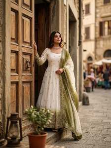 Robe en georgette à imprimé bicolore avec broderie et travail de sequins, avec bas et dupatta, entièrement cousue, prête à porter - Product Image 4