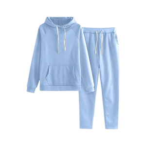 Chándal holgado de corte relajado y estilo acampanado, hecho de una mezcla de algodón transpirable, que garantiza una comodidad superior con un ajuste suelto. - Product Image 1