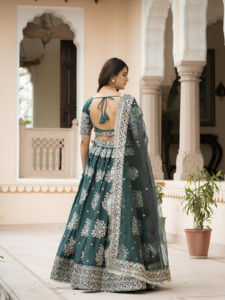 Ensemble de jupe de mariée en crêpe français traditionnel avec voile en filet orné de fils Zari et de sequins, tenue de mariage de créateur pour femme - Product Image 6