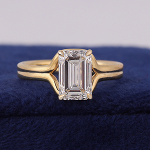 Bague de fiançailles en diamant de laboratoire taille émeraude, double sangle, or jaune 10K, certifiée IGI - Product Image 1