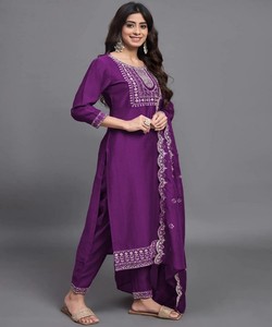 Vestido Tradicional Étnico Bordado en Morado para Mujer, Estilo Indio-Pakistaní, Corte Regular, Largo hasta el Tobillo, 85995 SAHAJANAND- SI:-387 - Product Image 2