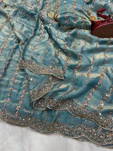 Sari Tradicional de Seda Suave con Hermosos Bordados de Cuentas, Brillo Dorado para la Fiesta de Diwali, Sin Arrugas, de Secado Rápido - Product Image 1