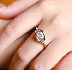 Anillo de Moissanita de 1 Quilate con Corte Corazón y Diseño de Labios, con Plata Fina 925, para Regalo de Aniversario o Promesa para Mujer/Esposa - Product Image 2