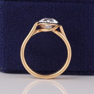 แหวนหมั้นเพชรรูปไข่เพาะเลี้ยงแบบ Bypass Solitaire ทองคำ 14k สีเหลือง หรูหรา ได้รับการรับรองจาก IGI เครื่องประดับที่สวยงามและยั่งยืน - Product Image 5