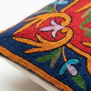 Funda de cojín con bordado Crewel de Cachemira — Arabescos azul marino y rojo con turquesa y dorado - Product Image 5