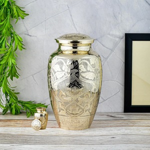 Urne funéraire en laiton pour cendres humaines, conteneur commémoratif ovale durable avec design artisanal bohème et fermeture sécurisée - Product Image 5