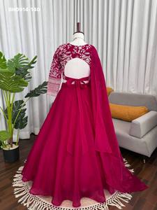 Diseño elegante y hermoso de Lehenga-Choli y Dupatta de seda JMC con trabajo de cordón y lentejuelas, color vino, fabricado en Surat. - Product Image 4