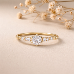 Bague à trois pierres en diamant de laboratoire, or 18 carats plaqué rhodium, taille ronde, alliance de mariage pour occasions spéciales, origine Gujarati - Product Image 1