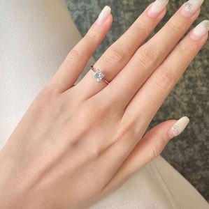 แหวนเพชรทรงปรินเซสคัท 2 กะรัต เพาะเลี้ยงในห้องปฏิบัติการ CVD ทอง 14K รับรองโดย IGI แหวนหมั้นสุดหรูสำหรับเจ้าสาวในงานแต่งงาน - Product Image 2