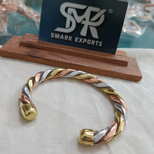 Bracelet jonc en cuivre fait à la main Kada manchette bracelet brassard tricolore torsadé conception extrémité ouverte réglable bijoux pour hommes femmes - Product Image 1