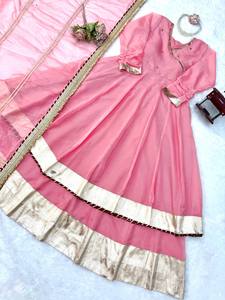 Elegante traje de tres piezas Anarkali reversible de diseñador para mujer, con organza Tabby, seda romana, encaje Gotta Patti y trabajo manual original con efecto espejo. - Product Image 3