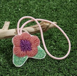 Llaveros de fiesta vintage hechos a mano con diamantes de imitación, color verde rani floral, con letras del alfabeto multicolor y dijes de pulsera con iniciales. - Product Image 1