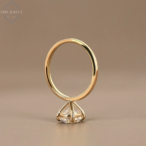 Anillo Solitario de Diamante Redondo en Oro Amarillo con Engaste Alto, Joyería de Compromiso, Regalo para Mujer, Diseño de Lujo - Product Image 2