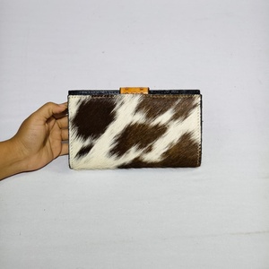 Cartera Larga de Cuero Genuino Hecha a Mano con Grabado, Cartera de Mujer con Diseño Geométrico Bohemio y Cierre de Hebilla - Product Image 3