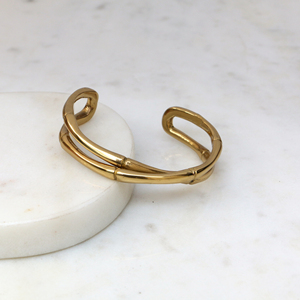 Bracelet manchette en laiton et bambou bio fait main - Jonc ouvert minimaliste doré - Bijou statement croisé empilable pour femme - Product Image 4