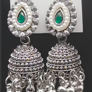 Pendientes Jhumka de Plata Oxidada con Perlas Ovaladas y Piedras de Colores, Bordeados, con Borlas Colgantes Ghungroo, Catálogo de Exportación al por Mayor - Product Image 1
