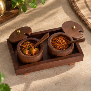 Ensemble de porte-pickles en bois avec couvercles et cuillères |   2 récipients à condiments avec plateau de service rectangulaire pour la cuisine et la table à manger - Product Image 2