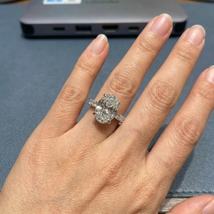 Anillo de Diamantes Clásico de Oro Blanco de 18k para Mujer, Anillo de Compromiso Delicado y Brillante con Elegante Diseño de Canal - Product Image 5