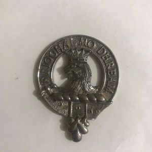 นี่คือตราสัญลักษณ์ของตระกูลโบรดี้ ซึ่งมักทำจากดีบุก - Product Image 6