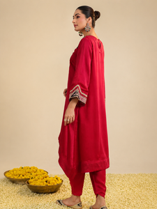 Conjunto de Kurta Rojo Amayra de Seda Satinada Tejida, Elegante, con Mangas Acampanadas y Cuello Mandarín, para Bodas, Diwali y Fiestas - Product Image 6