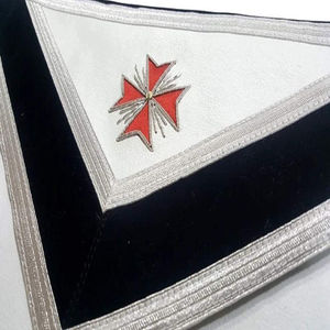 Tablier maçonnique brodé sur mesure, rouge, blanc, bordure dorée, style classique, accessoire de cérémonie pour franc-maçon - Product Image 6