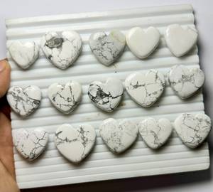 Cabochons en howlite blanche naturelle polie en forme de cœur, pierres précieuses lâches à dos plat pour la fabrication de bijoux et de colliers DIY - Product Image 1
