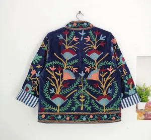 Chaqueta Boho Azul Suzani Hecha a Mano por Anayra Craft, Chaqueta de Terciopelo para Mujer con Forro de Algodón Transpirable y Bordado de Corazón - Product Image 3