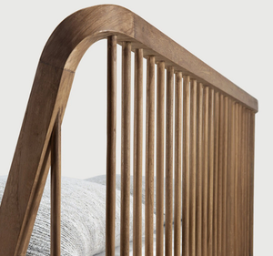 Lit plateforme King Size en teck massif, style Mid-Century Modern, avec tête de lit incurvée à tiges, design minimaliste et rembourré - Product Image 2