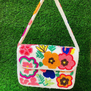Bolso de Mano Floral con Cuentas Hecho a Mano, Bolso de Hombro Bordado - Product Image 1