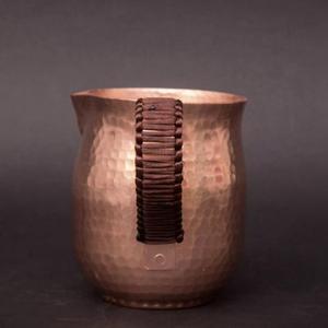 Mug en cuivre pour servir des jus et des cocktails, vaisselle élégante faite à la main pour la décoration de la cuisine et du bar - Product Image 3
