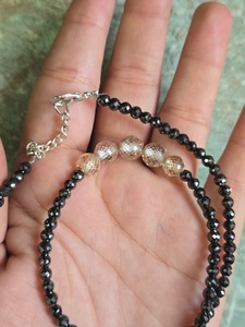 Diamant Moissanite noir de 3,50 mm et 5 perles jaunes facettées, fabrication artisanale pour bijoux - Product Image 1