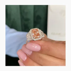 Anillo de compromiso de lujo con halo de diamantes rosas de corte radiante cultivados en laboratorio en oro blanco con banda pavé, regalo de joyería nupcial para mujer - Product Image 4