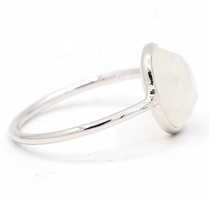 Bague Solitaire en Argent Sterling Massif 925 avec Pierre de Lune Arc-en-ciel Naturelle Ovale Sertie en Bezel, Bijoux Fins, Memoria Jewels - Product Image 6