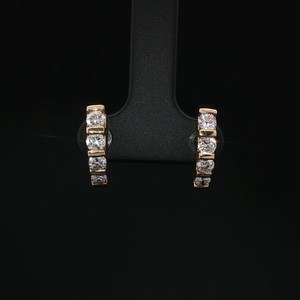 Boucles d'oreilles huggie à quatre pierres en diamant rond cultivé en laboratoire, or massif 14 carats, bijoux surprise pour femme, cadeau pour un mariage - Product Image 4