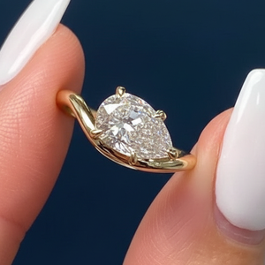 Anillo de Compromiso Solitario con Corte de Pera de 1.00 CT, Cultivado en Laboratorio, Certificado IGI, Chapado en Oro de 14K y Rodio - Product Image 2