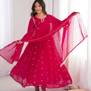 Presentamos un nuevo conjunto de fiesta de diseñador con top, pantalón y dupatta con bordados elaborados. - Product Image 1