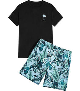 T-shirt graphique tropical noir avec imprimés de palmiers noirs et de voiliers, tee-shirt d'été au design nautique inspiré des îles - Product Image 1