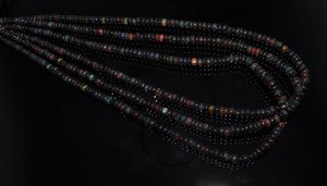 ลูกปัดโอปอลสีดำธรรมชาติคุณภาพเยี่ยม รูปทรงกลมเรียบ ขนาด 4-4.5 มม. โอปอลเอธิโอเปียเวโล ลูกปัดพลอยโอปอลสีดำเงางาม ขนาด 16 นิ้ว - Product Image 4