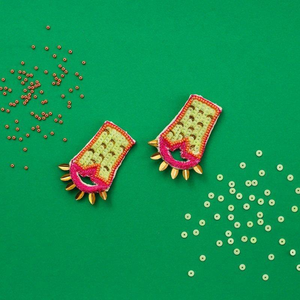 Boucles d'oreilles brodées : Dernier design de bijoux faits main en perles de rocaille, broderie au point de croix par MD HANDICRAFTS - Product Image 6