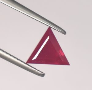 Pierre précieuse en rubis opaque de laboratoire, taille triligne, 14 mm, Corindon véritable, pierre pyramidale créée en laboratoire - Product Image 1