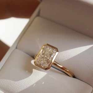 แหวนเพชรทรงรัศมี 2.52 กะรัต ได้รับการรับรองจาก IGI เพชรเพาะเลี้ยงในห้องปฏิบัติการ แหวนทองคำแท้ 14k สำหรับผู้หญิง ของขวัญสุดหรูสำหรับคนรัก เหมาะสำหรับเป็นแหวนหมั้นหรือแหวนแทนใจ - Product Image 5