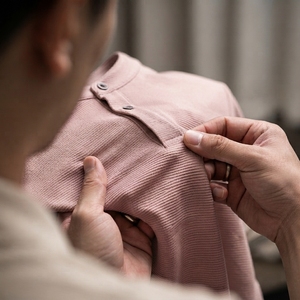 เสื้อโปโลชายสีพื้น ผ้าฝ้ายคุณภาพสูง สวมใส่สบาย เหมาะสำหรับฤดูร้อน ขายส่งเสื้อโปโลชายแขนสั้นผ้าฝ้าย - Product Image 4