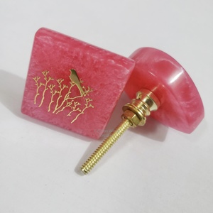 Perillas de gabinete de resina fucsia hechas a mano con acentos de tortuga metálica, manijas y perillas modernas para decoración del hogar - Product Image 6