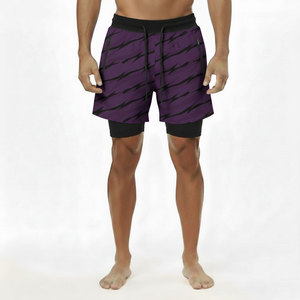 Short de bain pour homme à rayures violettes avec cordon de serrage à la taille, séchage rapide, style sportif, longueur mi-cuisse - Product Image 1