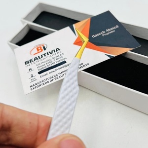 Pinzas Profesionales para Extensión de Pestañas de Volumen Ruso con Logotipo Grabado Personalizado, Pinzas de Acero Inoxidable con Punta, Duraderas, de Cuero - Product Image 4