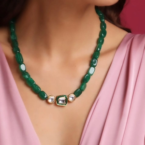 Collier classique artisanal en perles vertes avec sertissage central en pierre Kundan, accents dorés et détails inspirés de Polki - Product Image 1